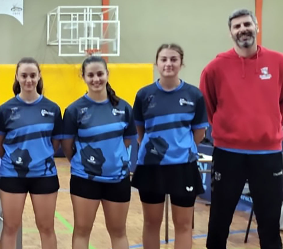 Laura junto a sus compañeras de equipo y entrenador